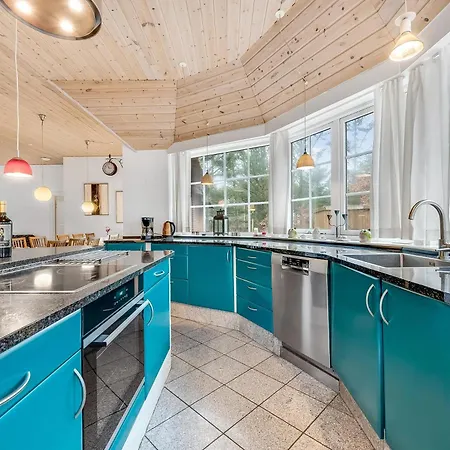 Family-friendly With Pool And Close To The North Sea, Holiday home Harboor