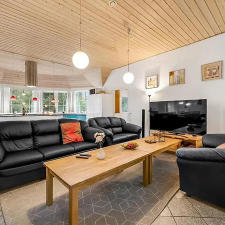 Family-friendly With Pool And Close To The North Sea, Holiday home Harboor